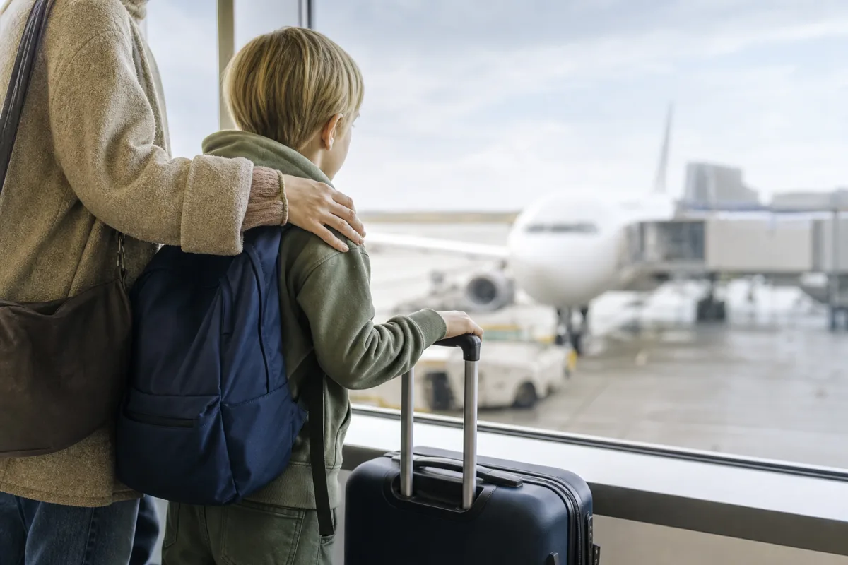 Praktisk reseförberedelse med bagage och resehandlingar för artikeln Ensamresande barn på flyget: UM-tjänst, åldersgränser och dokument