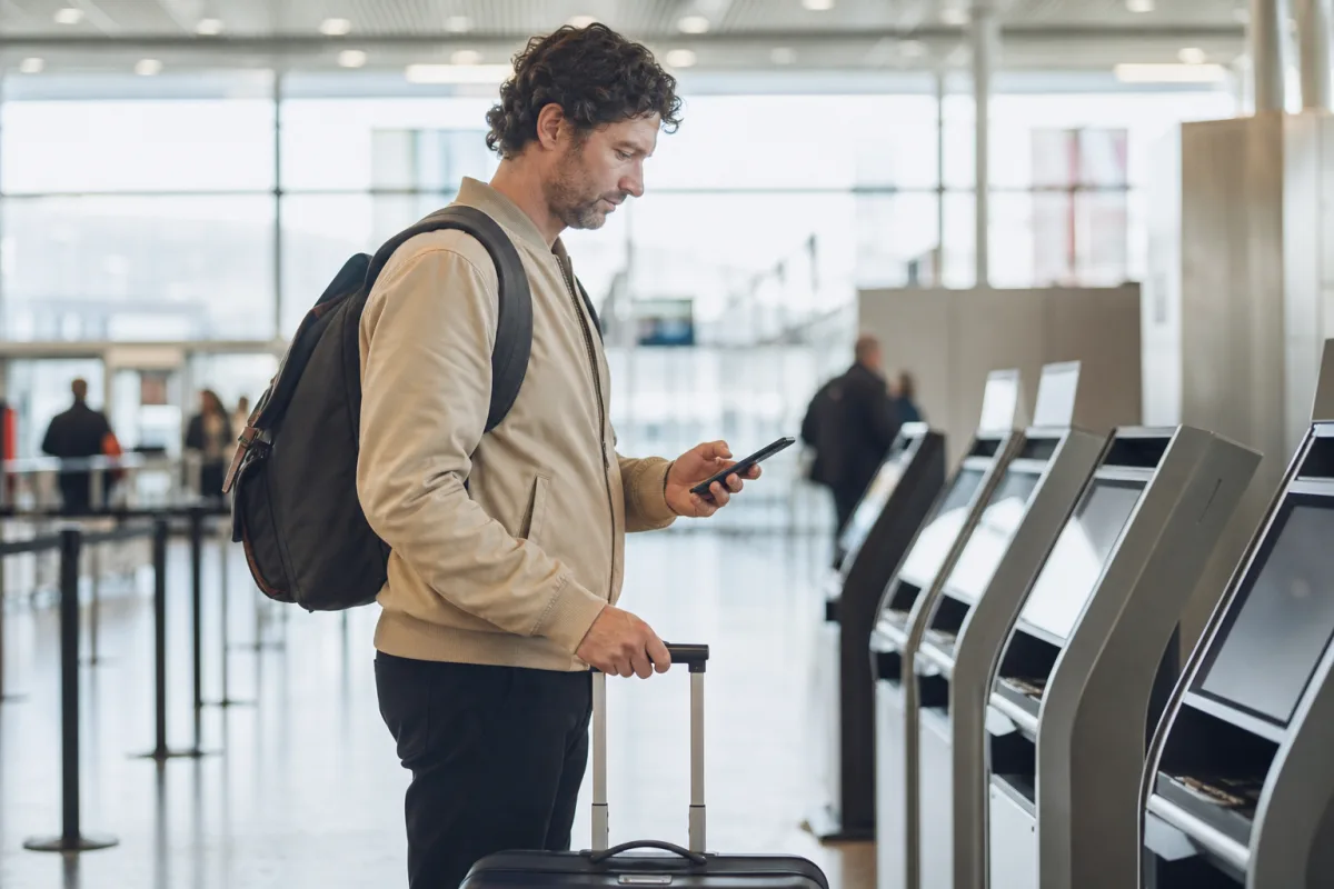 Resenär med bagage vid incheckning på en generisk flygplats för artikeln Incheckning – från onlinecheck till gate