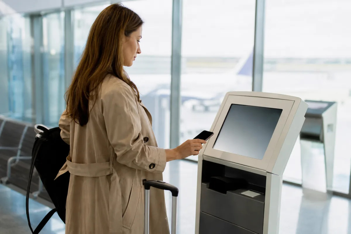 Resenär med bagage vid incheckning på en generisk flygplats för artikeln KLM check-in: online, app eller på flygplatsen