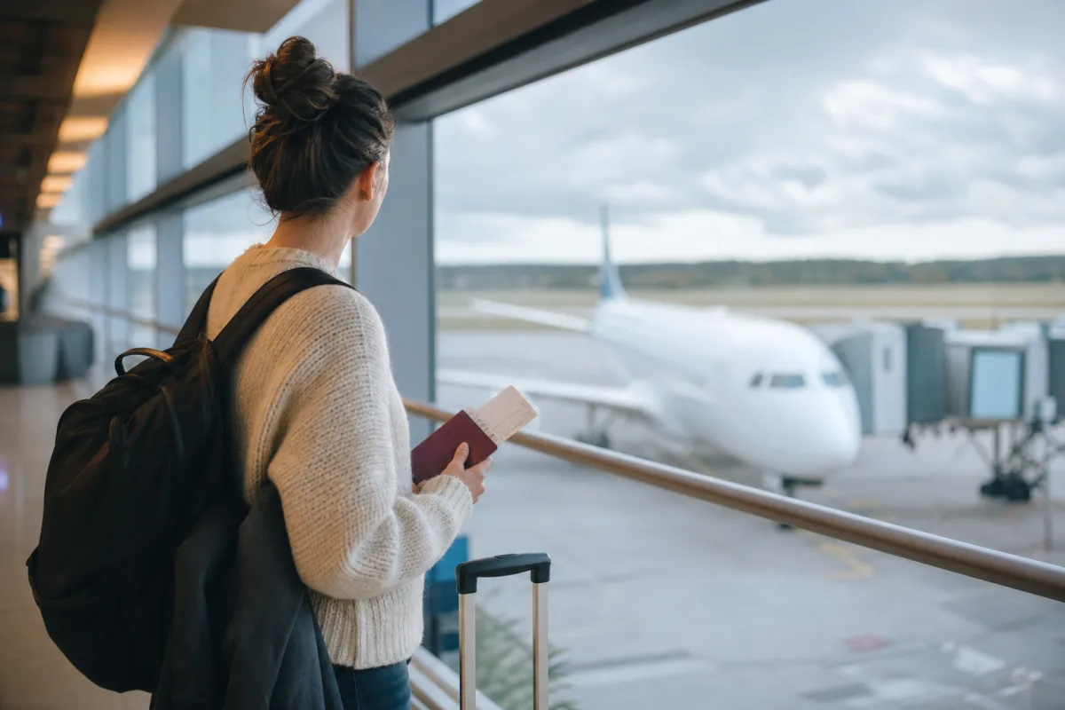 Generisk resesituation med kabinväska och resehandlingar för artikeln Luleå Airport: destinationer, öppettider och säkerhetskontroll