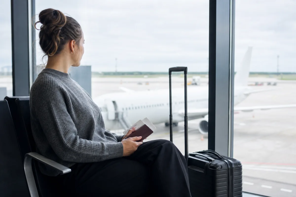 Generisk resesituation med kabinväska och resehandlingar för artikeln Malmö Airport: destinationer, incheckning och säkerhetskontroll