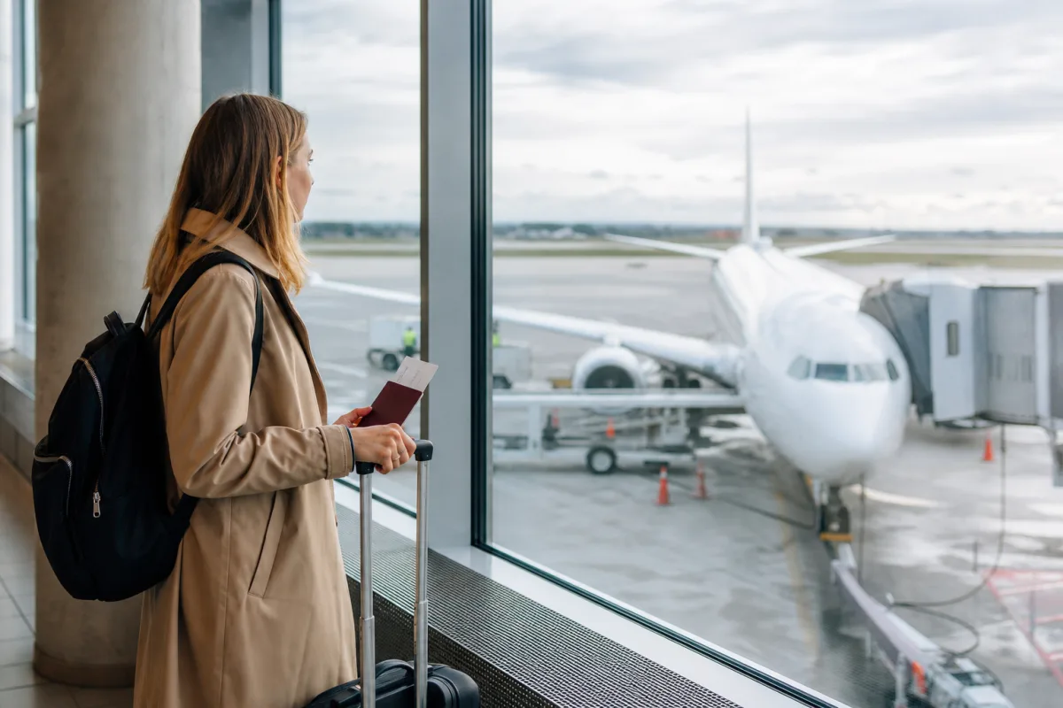 Generiskt flygplan vid gate utan flygbolagslogotyper för artikeln Ryanair flygbolag: så fungerar incheckning och bagage
